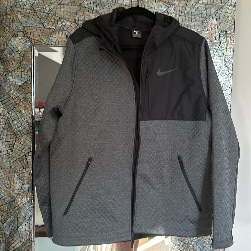 Nike men’s light weight jacket with hood size XL